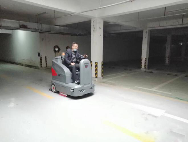 綦江小区物业保洁不用人力改用驾驶式洗地机了